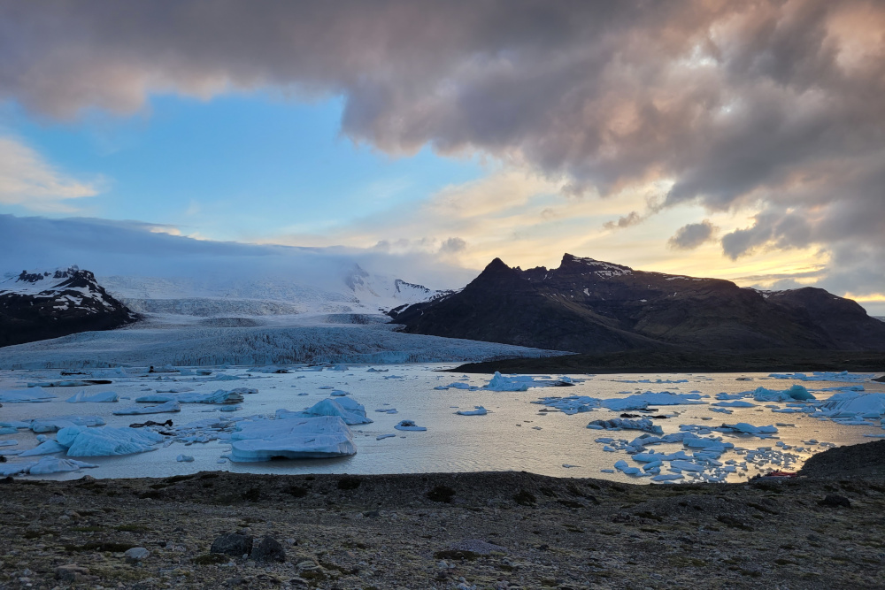 View over Fjallsarlon glacier lagoon, with mountains in the background in the dawn.