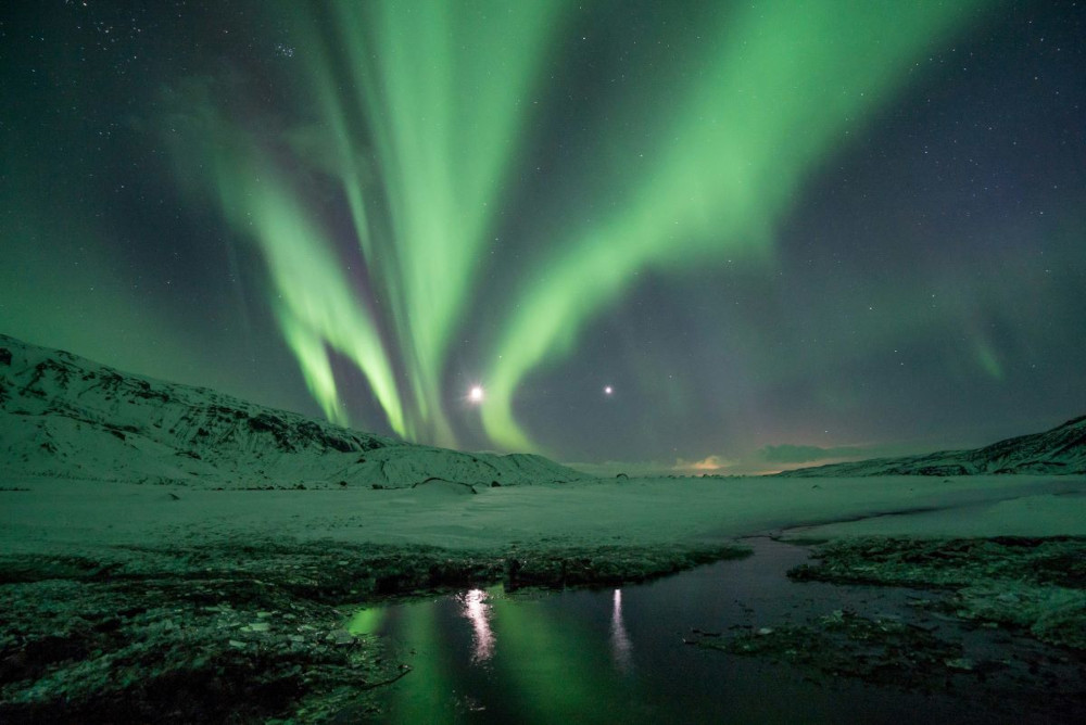 Winter picture with aurora and both shiny moon and venus in the sky.