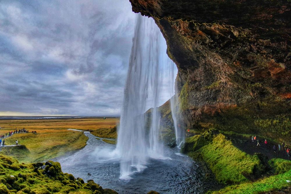 Seljalandsfoss waterfall pavol-svantner