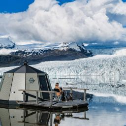 The Aurora Huts at Fjallsárlón glacier lagoon offer a truly ones in a lifetime experience!