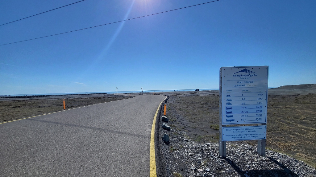 A sign by the Diamond beach and Jökulsárlón glacier lagoon with price information for the paid parking. A sign by the Diamond beach and Jökulsárlón glacier lagoon with price information for the paid parking.