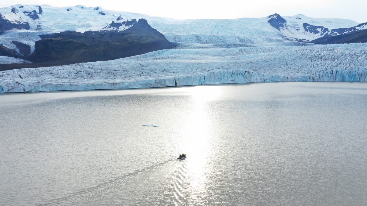 Fjallsarlon-boat-tour-from-drone