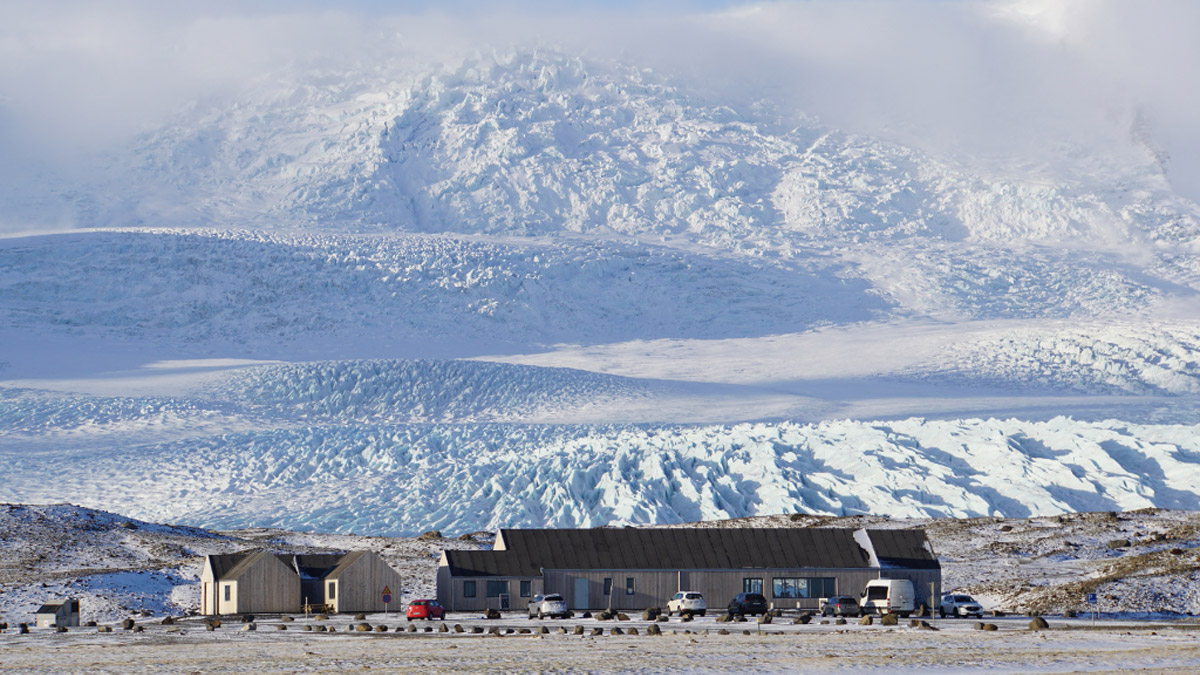 _Frost restaurant with Fjallsjökull glacier in the background