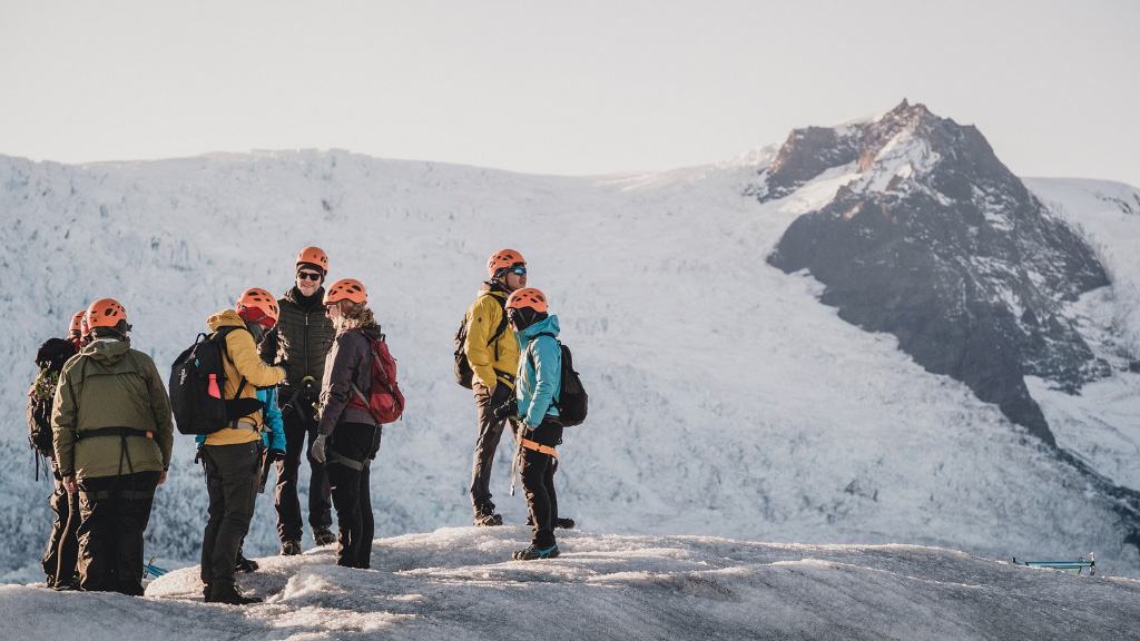 Essentials-of-glacier-hiking-(4) Be well prepared for your glacier adventure and enjoy the moment to its fullest.