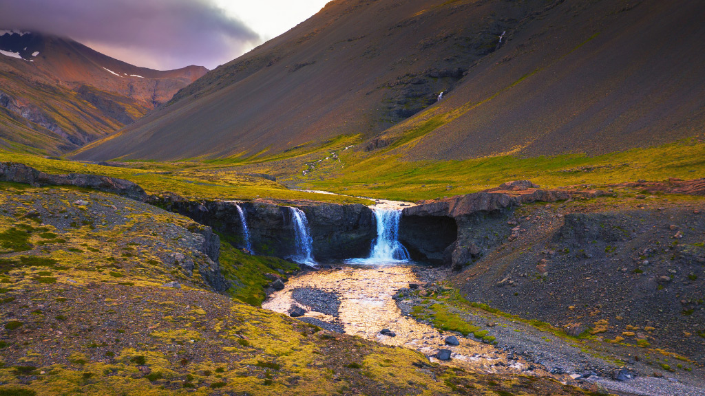 Skútafoss-waterfall-and-cave