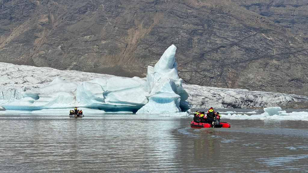 Visiting Fjallsárlón does not mean that you can’t visit the Diamond beach or the Jökulsárlón lagoon. Visiting Fjallsárlón does not mean that you can’t visit the Diamond beach or the Jökulsárlón lagoon.