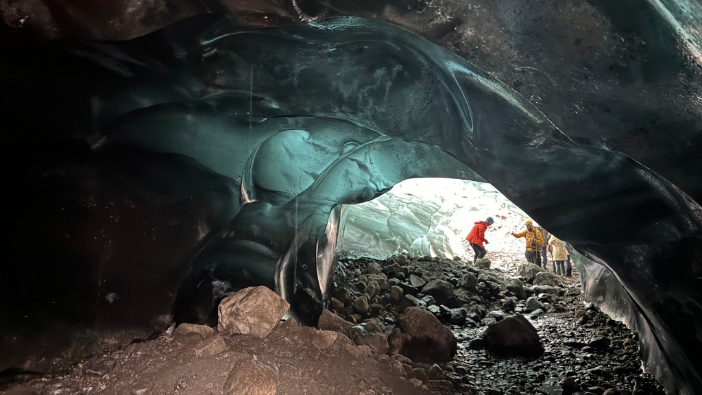 The-Hidden-Caves-Beneath-Vatnajökull-You-Can't-Visit---pic-1