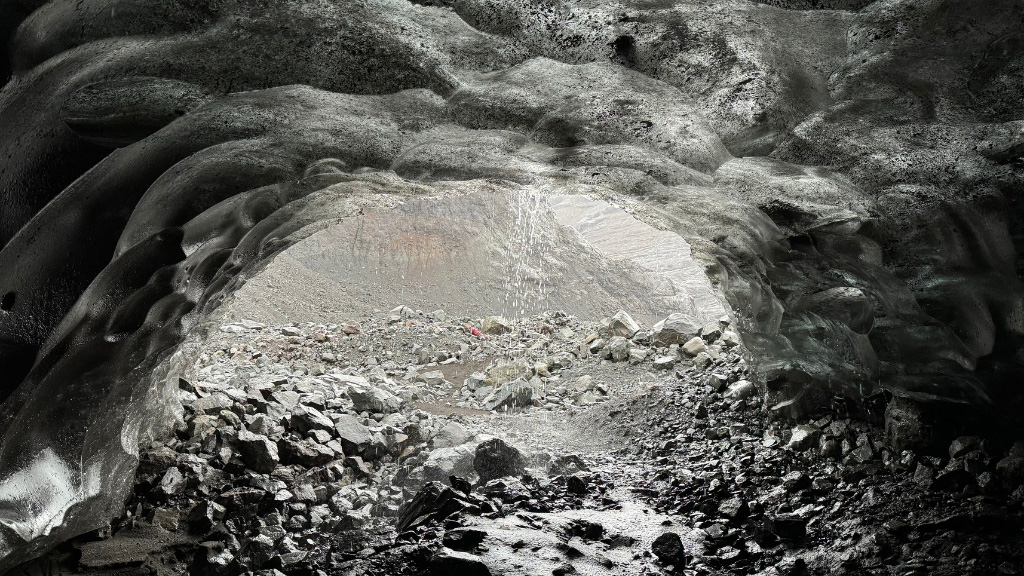 The-Hidden-Caves-Beneath-Vatnajökull-You-Can't-Visit---pic-4