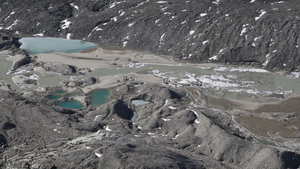Understanding-Glacial-Moraine-and-What-You’re-Walking-On---pic-5 A picture of an area with glacier moraine deposits where once used to be a glacier.