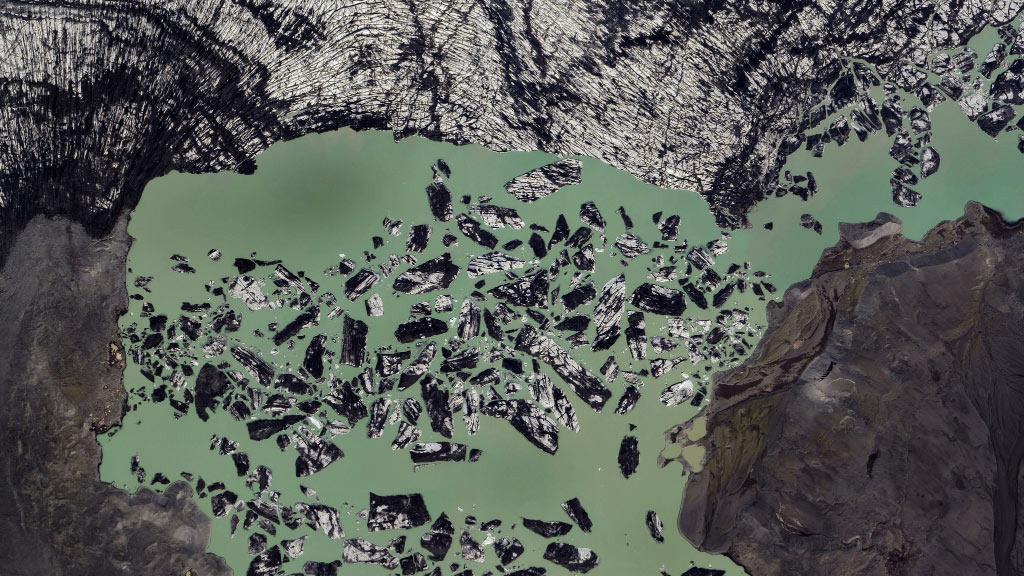 Understanding-Glacial-Moraine-and-What-You’re-Walking-On---pic-7 A glacier lagoon with floating icebergs and glacier moraines.